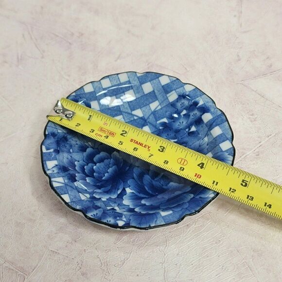 Vintage Takahashi blue & white 4.5" Floral trinket dish - Picture 2 of 5